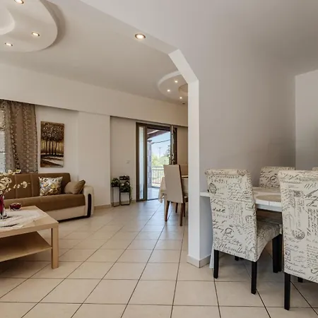 Eleni's Ground Floor Αλυκανάς