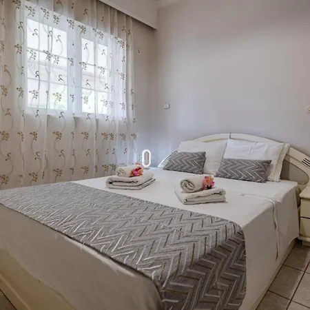 Eleni's Ground Floor אליקאנאס